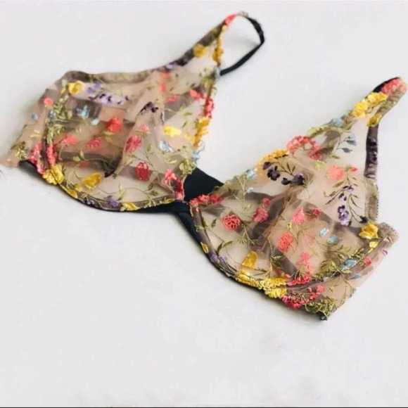 Victoria’s Secret Dream Angel Unlined Plunge with Matching Garter & Black Panty - Picture 7 of 14